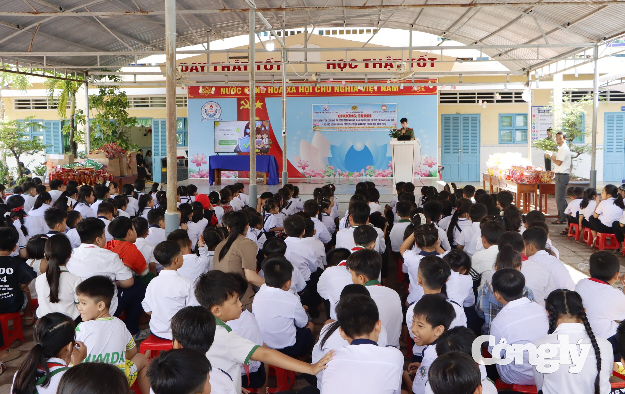 Hơn 400 em học sinh Trường Tiểu học và THCS Nguyễn Việt Khái tham gia chương trình