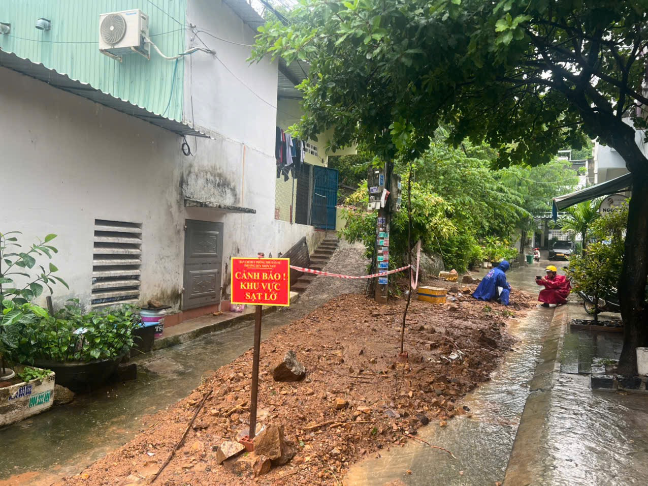 Đất đá bất ngờ tràn xuống đường.