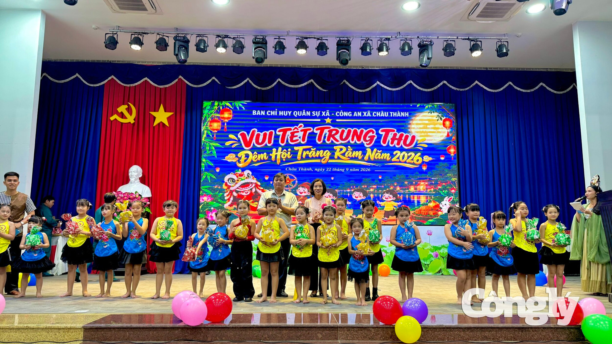 7.2. Lãnh đạo phát quà cho các cháu