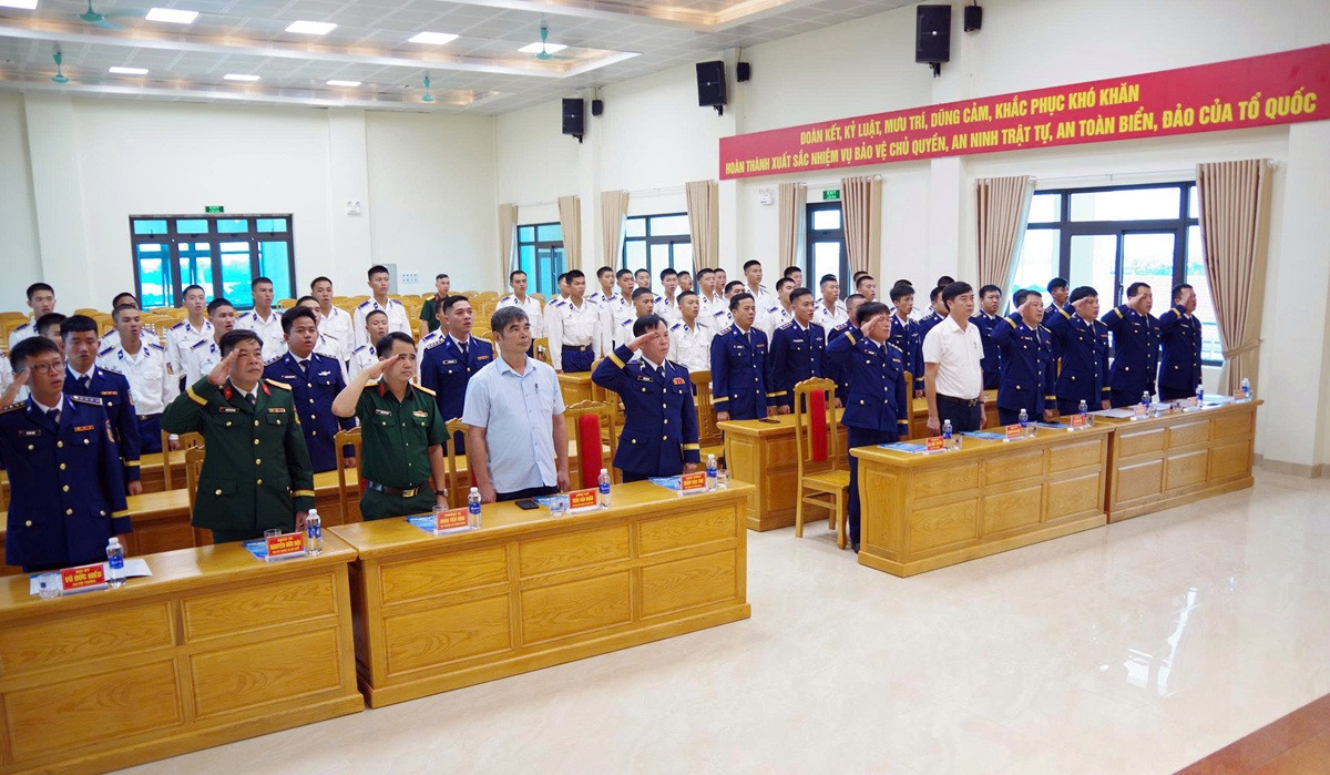 Các đại biểu thực hiện nghi thức chào cờ