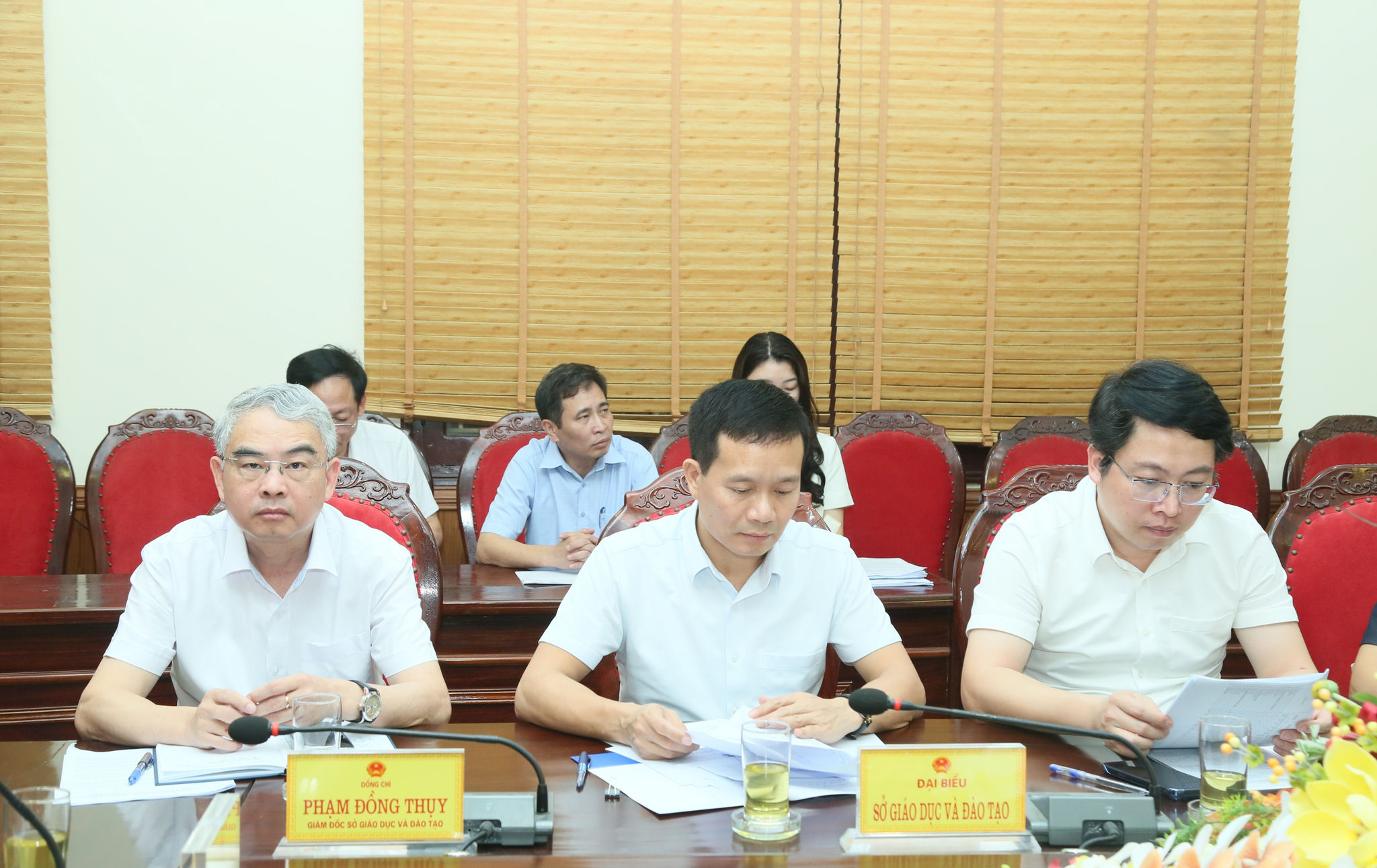 Đồng chí Phạm Đồng Thụy, Ủy viên Ban Thường vụ Tỉnh ủy, Giám đốc Sở Giáo dục và Đào tạo cùng các đại biểu dự họp_