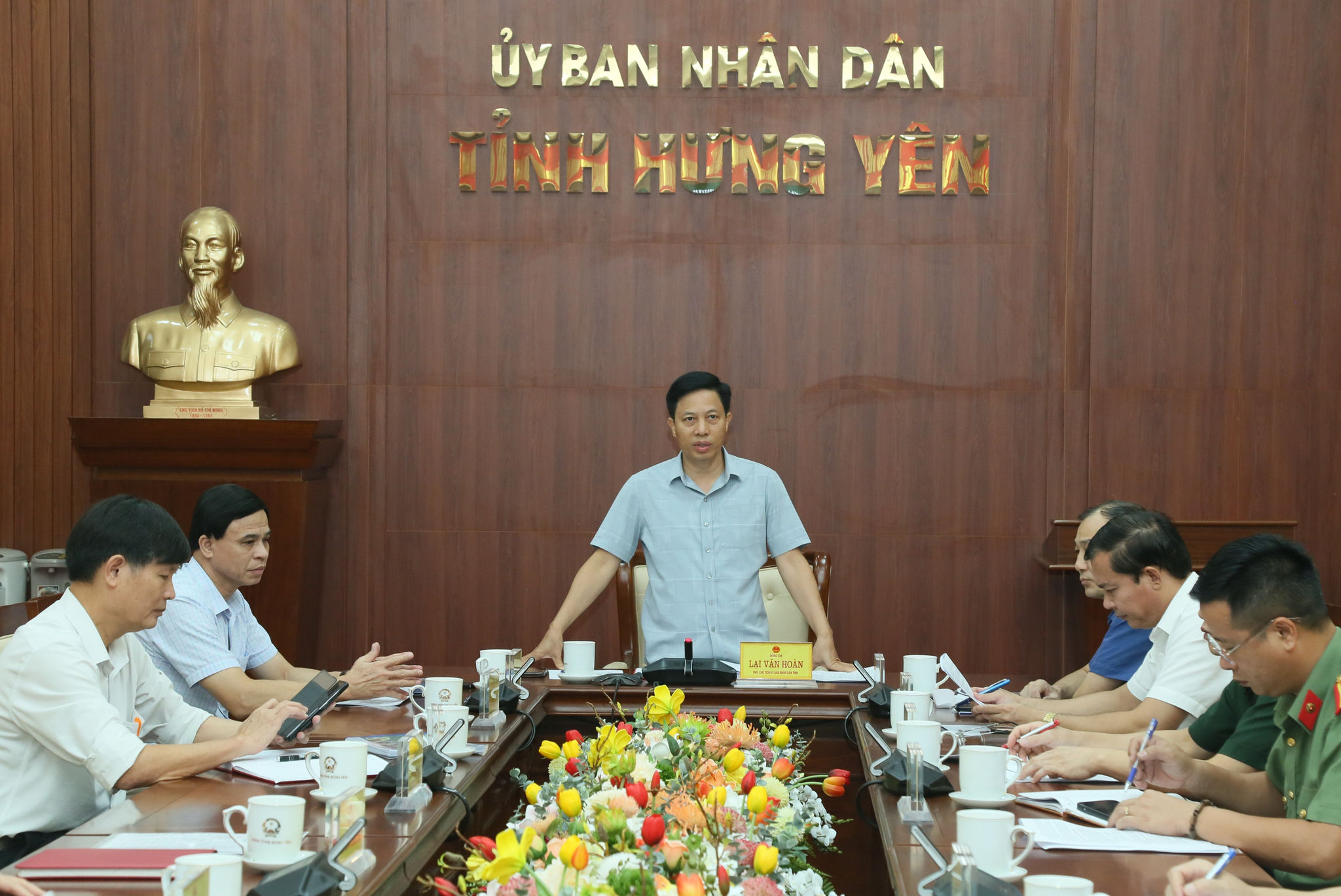 Đồng chí Phó Chủ tịch UBND tỉnh Lại Văn Hoàn phát biểu chỉ đạo tại cuộc họp (2)