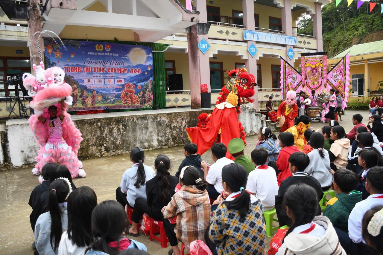 Học sinh xã Hùng Sơn hào hứng theo dõi tiết mục múa lân tại chương trình “Trung thu vùng cao năm 2026”. (Ảnh Ban Thanh niên Công an)