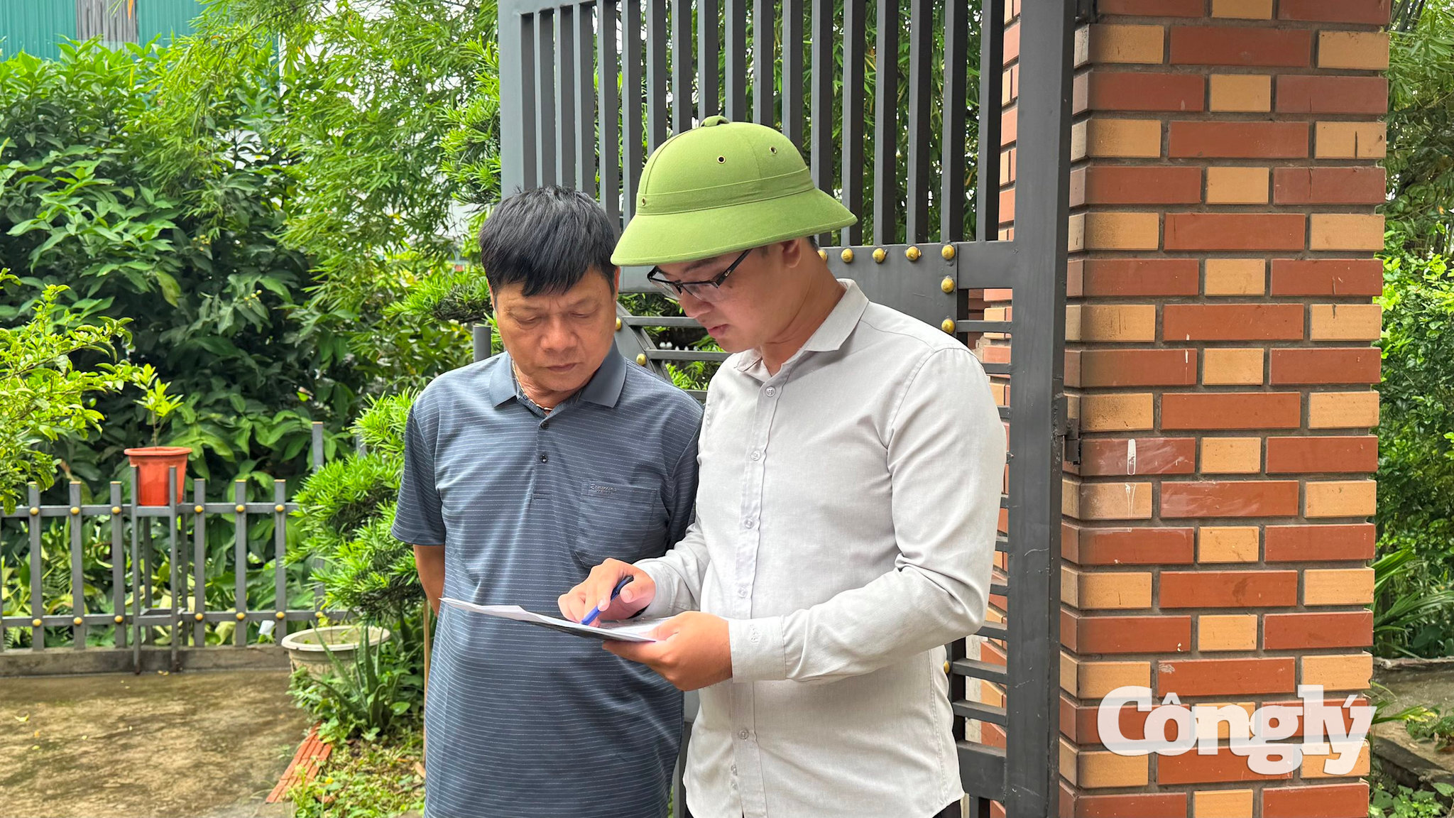 Cán bộ đối soát dữ liệu đất đai với người dân tại cơ sở.