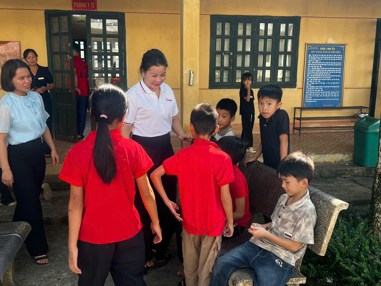 Phóng viên Nguyễn Liên cùng học sinh Thượng Quan