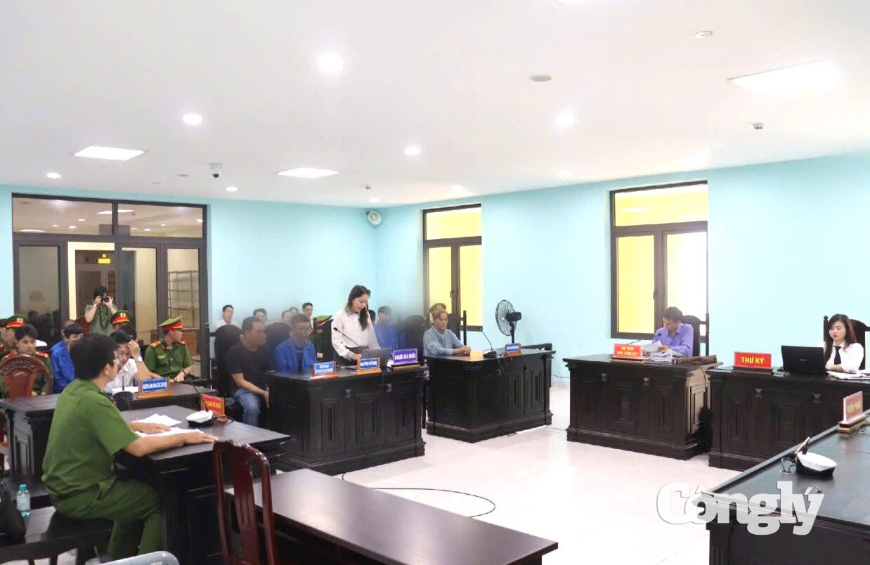 Quang cảnh phiên họp xem xét áp dụng biện pháp xử lý chuyển hướng “đưa vào trường giáo dưỡng” đối với 8 bị can.
