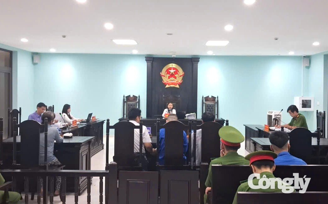 Quang cảnh phiên họp xem xét áp dụng biện pháp xử lý chuyển hướng “đưa vào trường giáo dưỡng” đối với 8 bị can