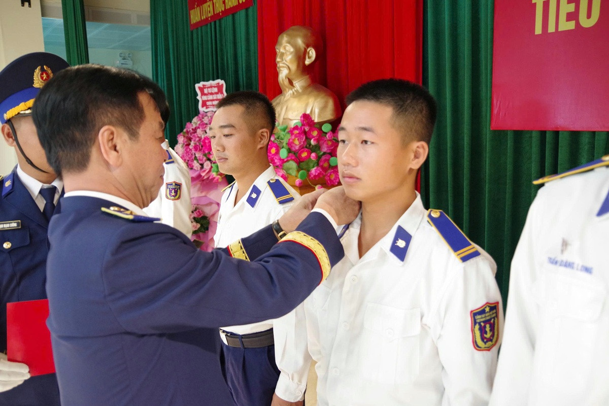 Thiếu tướng Trần Văn Thơ gắn cầu vai Trung sĩ cho học viên xếp loại giỏi