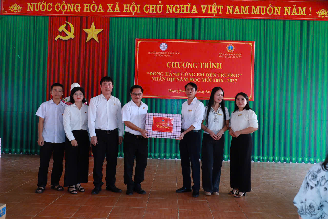 Tòa án Thái Nguyên tặng quà (1)