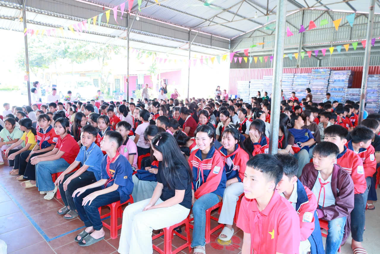 Tòa án Thái Nguyên tặng quà (10)
