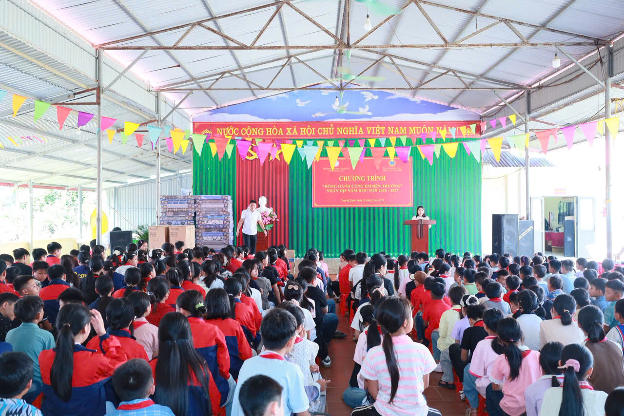 Tòa án Thái Nguyên tặng quà (11)