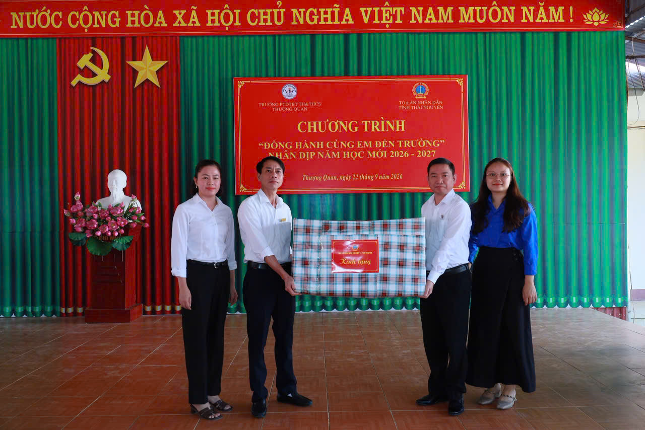 Tòa án Thái Nguyên tặng quà (2)