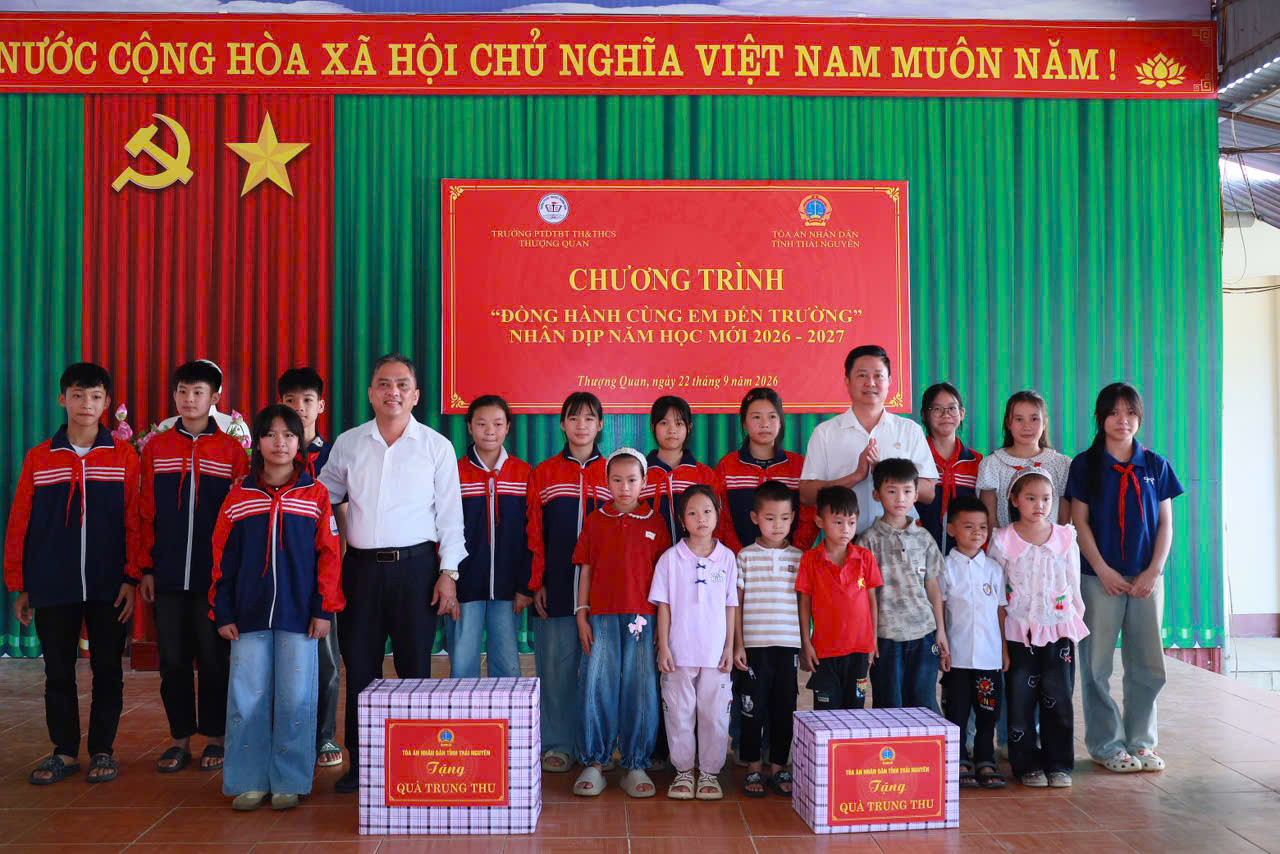 Tòa án Thái Nguyên tặng quà (5)