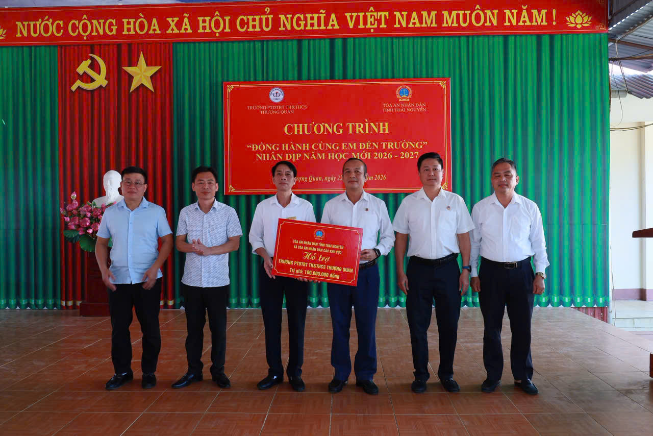 Tòa án Thái Nguyên tặng quà (7)