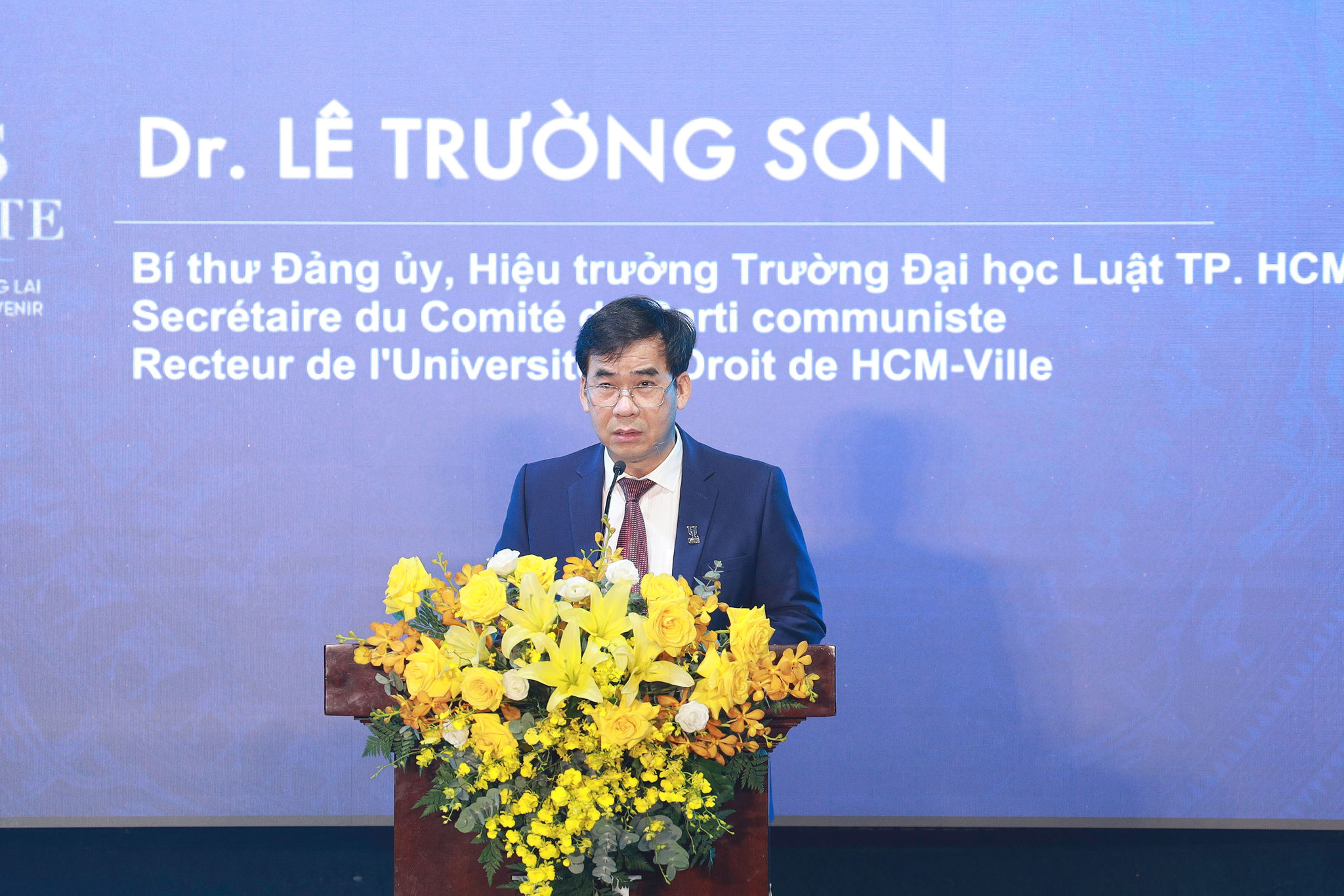 ts.-le-truong-son-bi-thu-dang-uy_-hieu-truong-truong-dai-hoc-luat-tp-_1_.jpg