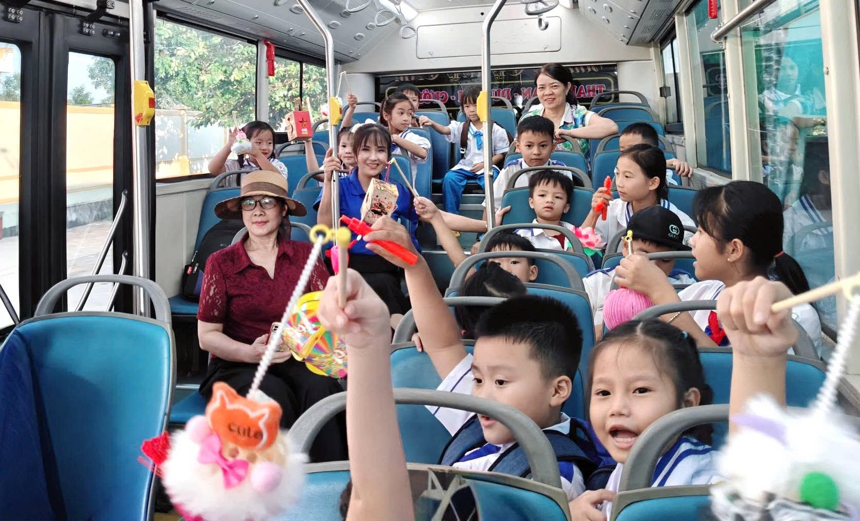 Học sinh Tiến Sơn trên chuyến xe được bố trí đưa đón đến trường mỗi ngày.
