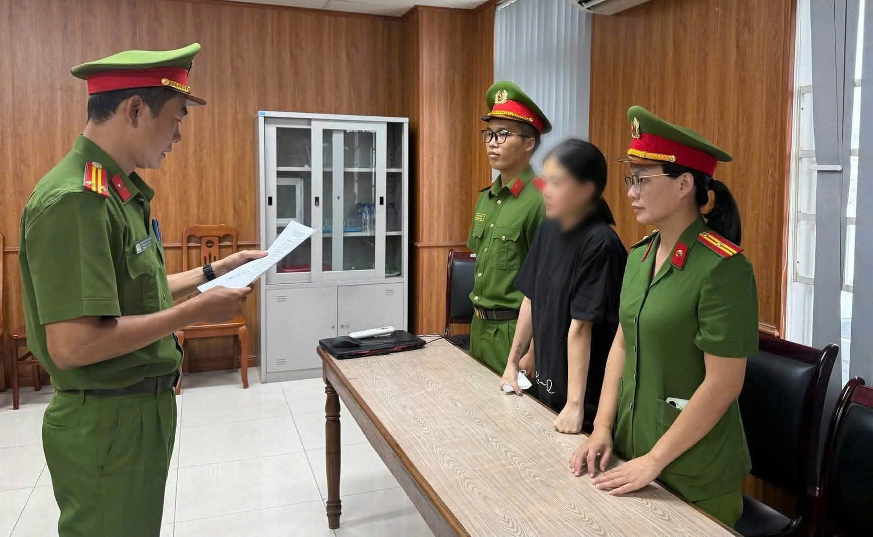 Lê Thị Phương Thảo bị khởi tố để điều tra về hành vi lừa đảo chiếm đoạt tài sản. (Ảnh: CA)