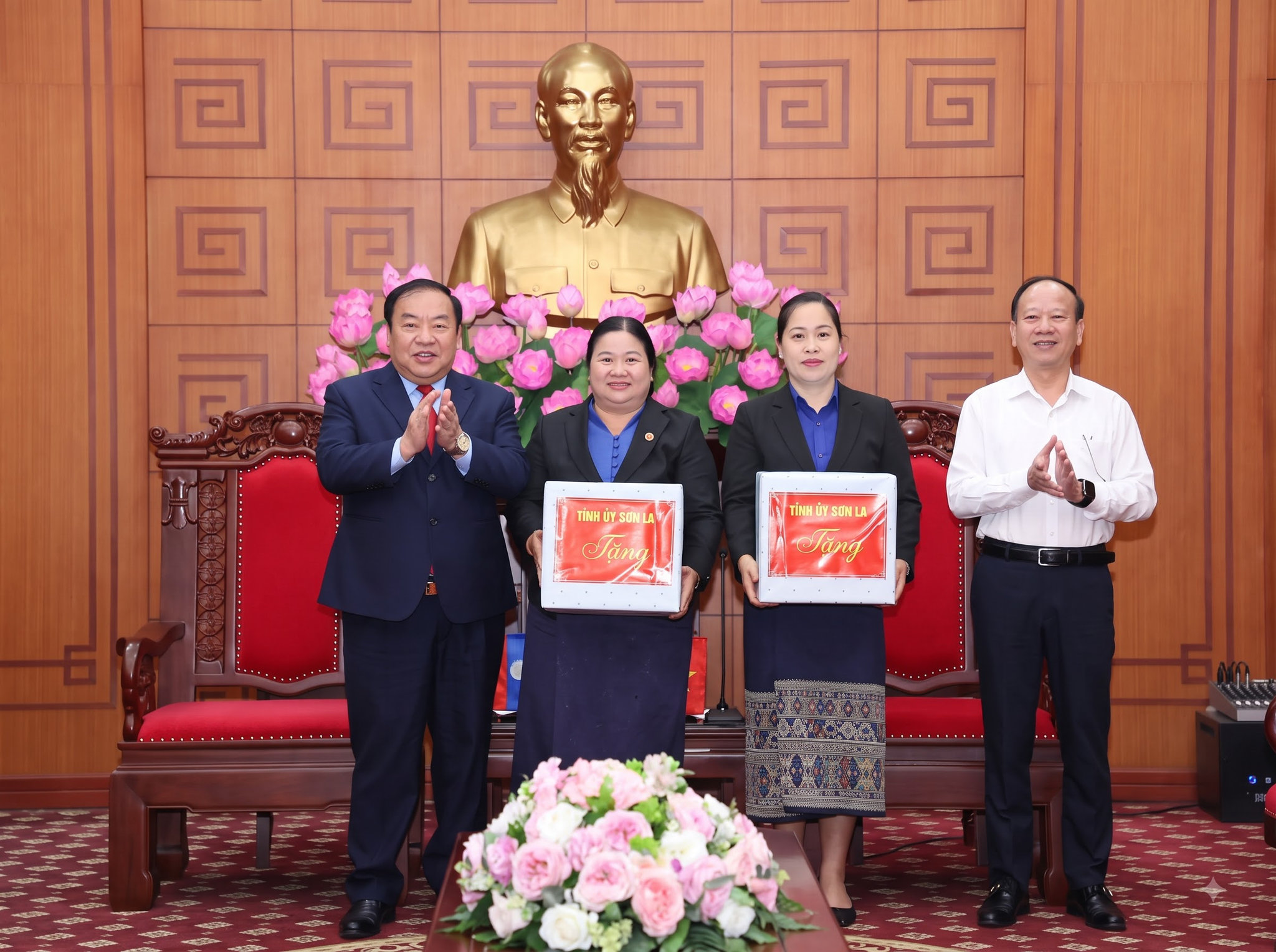 Đồng chí Chá A Của trao quà của Tỉnh ủy Sơn La cho Đoàn Thanh niên nhân dân cách mạng Lào tỉnh Bò Kẹo và Luông Nậm Thà.