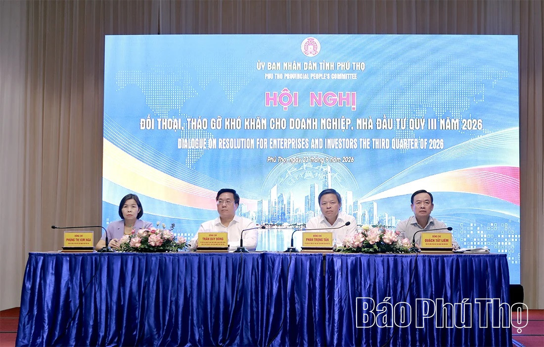 Đồng chí Chủ tịch UBND tỉnh Trần Duy Đông và các Phó Chủ tịch UBND tỉnh chủ trì đối thoại