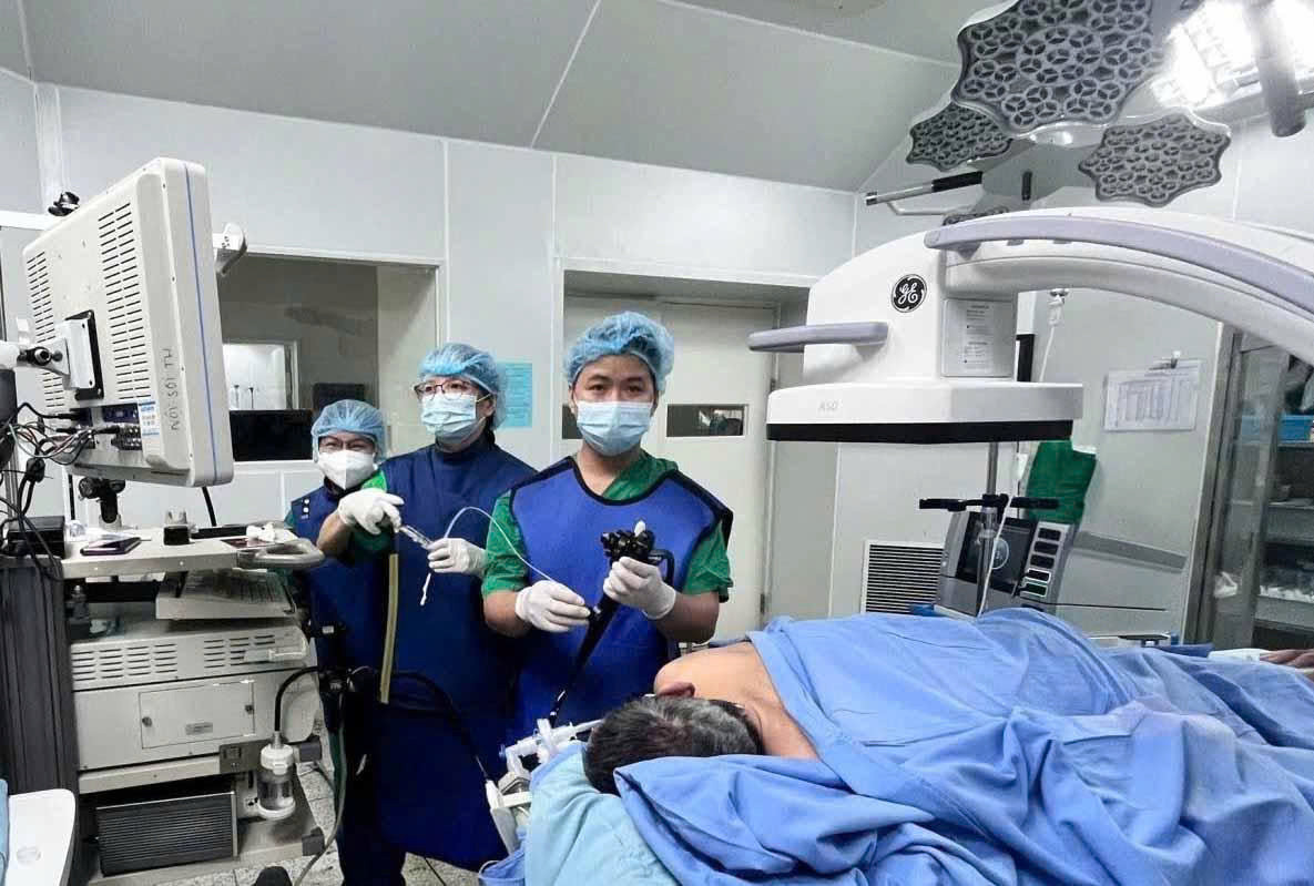 Ê-kíp bác sĩ Bệnh viện Việt - Hàn Đà Nẵng thực hiện kỹ thuật nội soi mật tụy ngược dòng (ERCP).