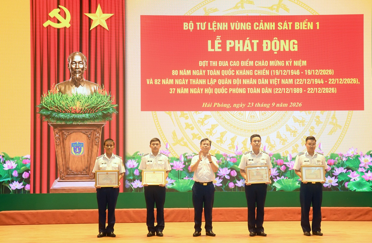 Thiếu tướng Trần Văn Thơ trao thưởng cho các tập thể và cá nhân có thành tích xuất sắc trong thực hiện các nhiệm vụ