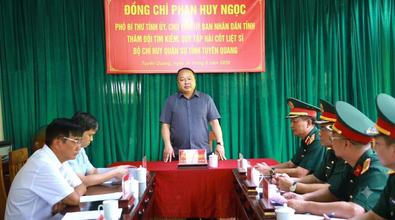 Chủ tịch UBND tỉnh Phan Huy Ngọc phát biểu động viên cán bộ, nhân viên Đội tìm kiếm, quy tập hài cốt liệt sĩ
