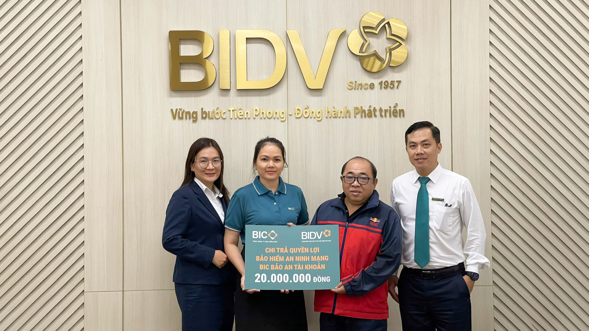 Dai dien BIC va BIDV Tay Sai Gon trao tien bao hiem cho khach hang