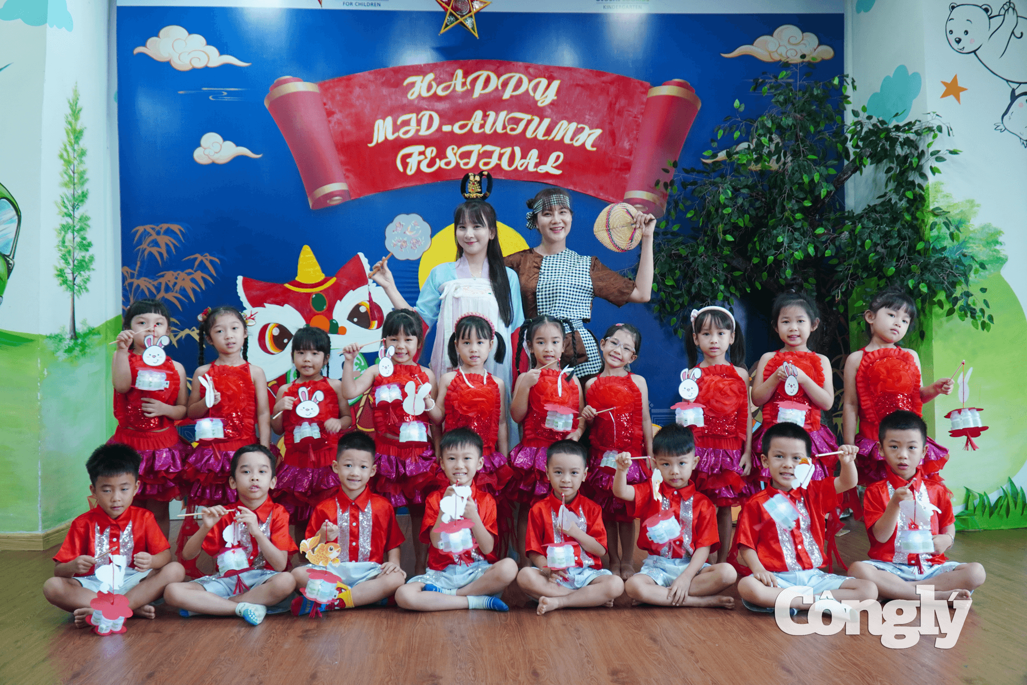 Bé chụp hình cùng chị Hằng và chú Cuội tại cơ sở 2 - The CBD