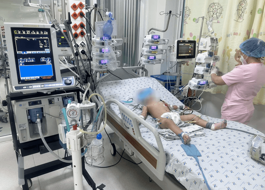 Bé mắc tay chân miệng độ 3