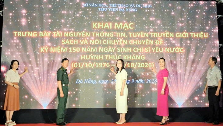 Các đại biểu thực hiện nghi thức khai mạc chương trình giới thiệu sách, tư liệu về Huỳnh Thúc Kháng.
