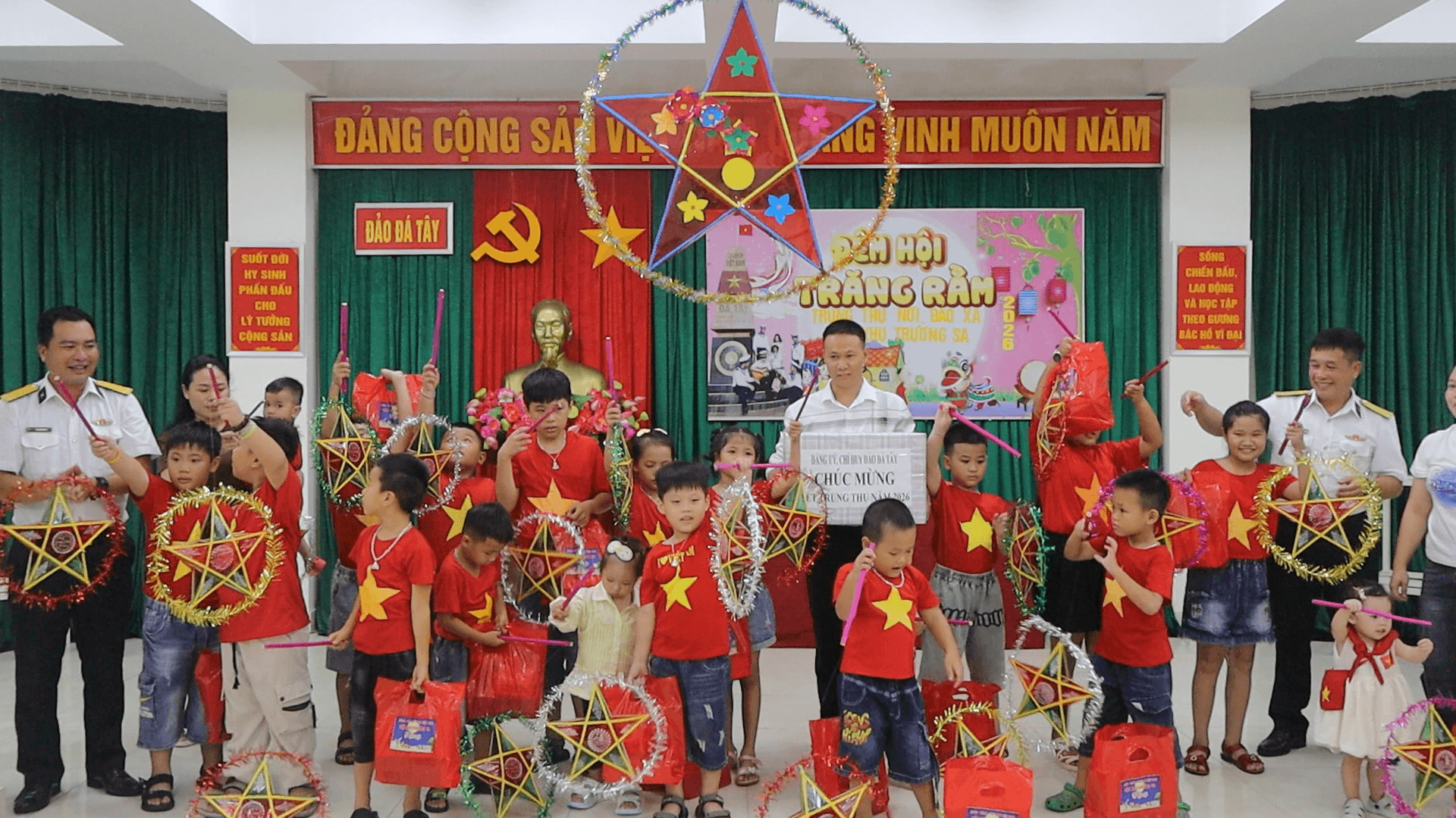 Cán bộ, chiến sĩ đảo Đá Tây tặng quà các cháu thiếu nhi