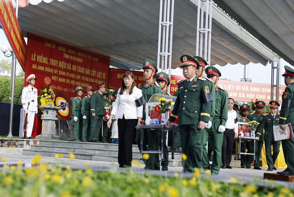 Điện Biên truy điệu, an táng 10 hài cốt liệt sĩ hy sinh trong Chiến dịch Điện Biên Phủ