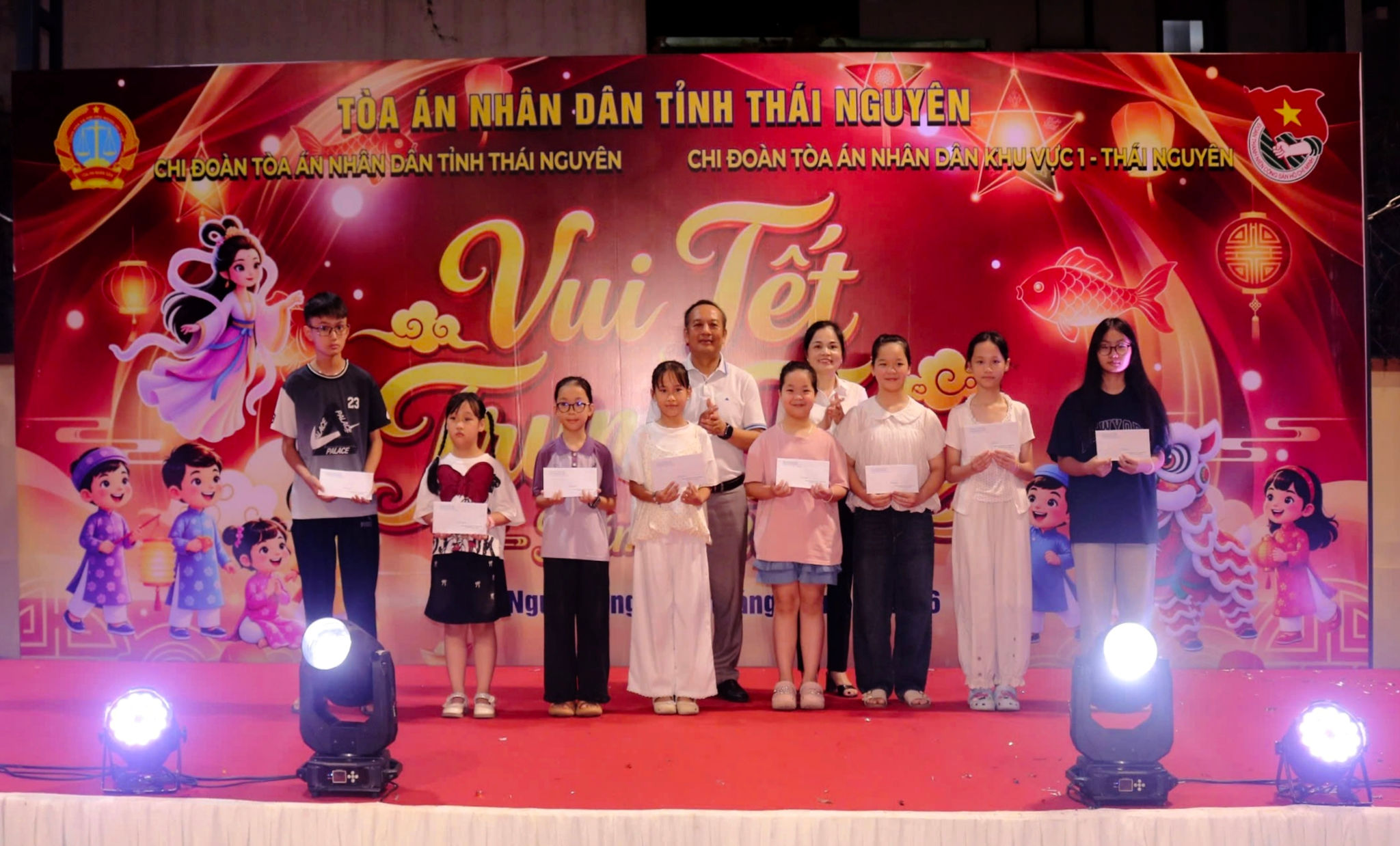 Chánh án TAND tỉnh Thái Nguyên Nguyễn Minh Hùng trao phần thưởng, động viên các cháu có thành tích tốt trong học tập.