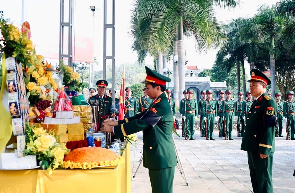 Lễ viếng, truy điệu và an táng hài cốt các liệt sĩ được thực hiện trang trọng theo nghi thức quân đội. Ảnh Bộ CHQS tỉnh Điện Biên