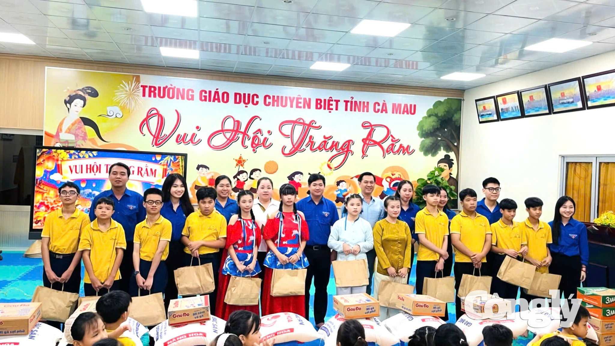 Những phần quà, gạo và mì được trao tại chương trình, gửi gắm tình cảm và sự sẻ chia đến các em học sinh.