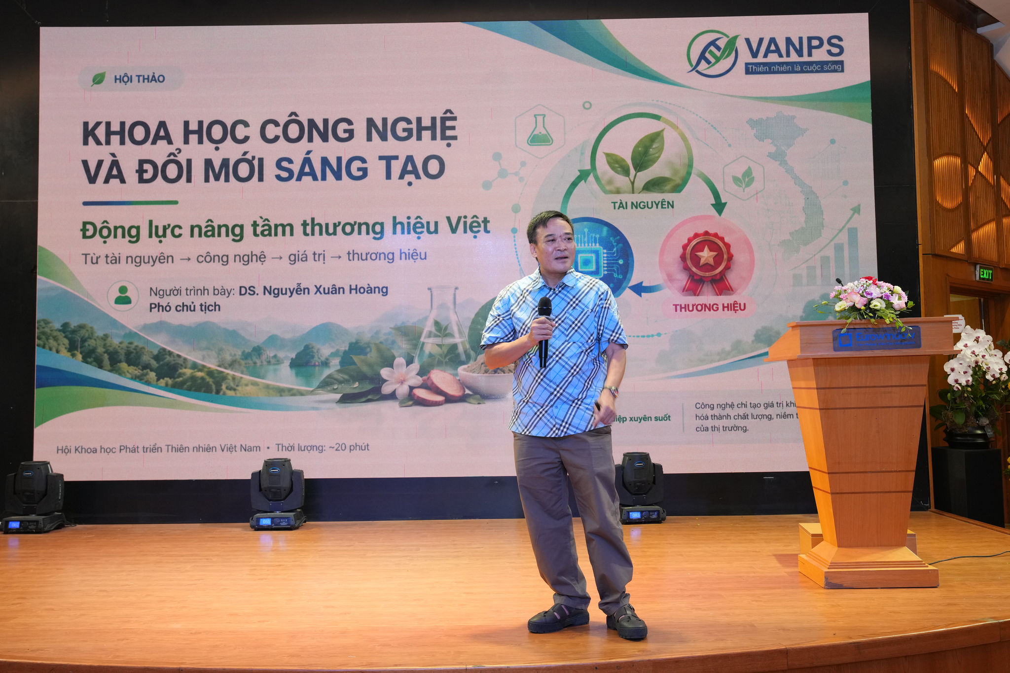 Ông Nguyễn Xuân Hoàng - Phó chủ tịch Hội VANPS trình bày tham luận