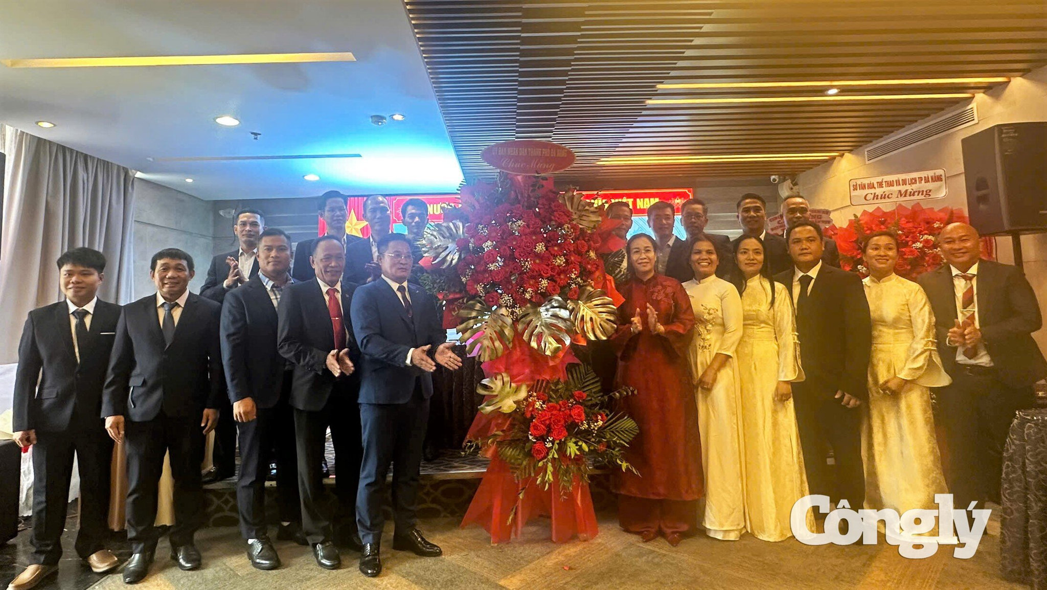 Phó Chủ tịch UBND TP. Đà Nẵng Nguyễn Thị Anh Thi tặng hoa chúc mừng Ban Chấp hành Liên đoàn Quần vợt thành phố nhiệm kỳ 2026 - 2031.