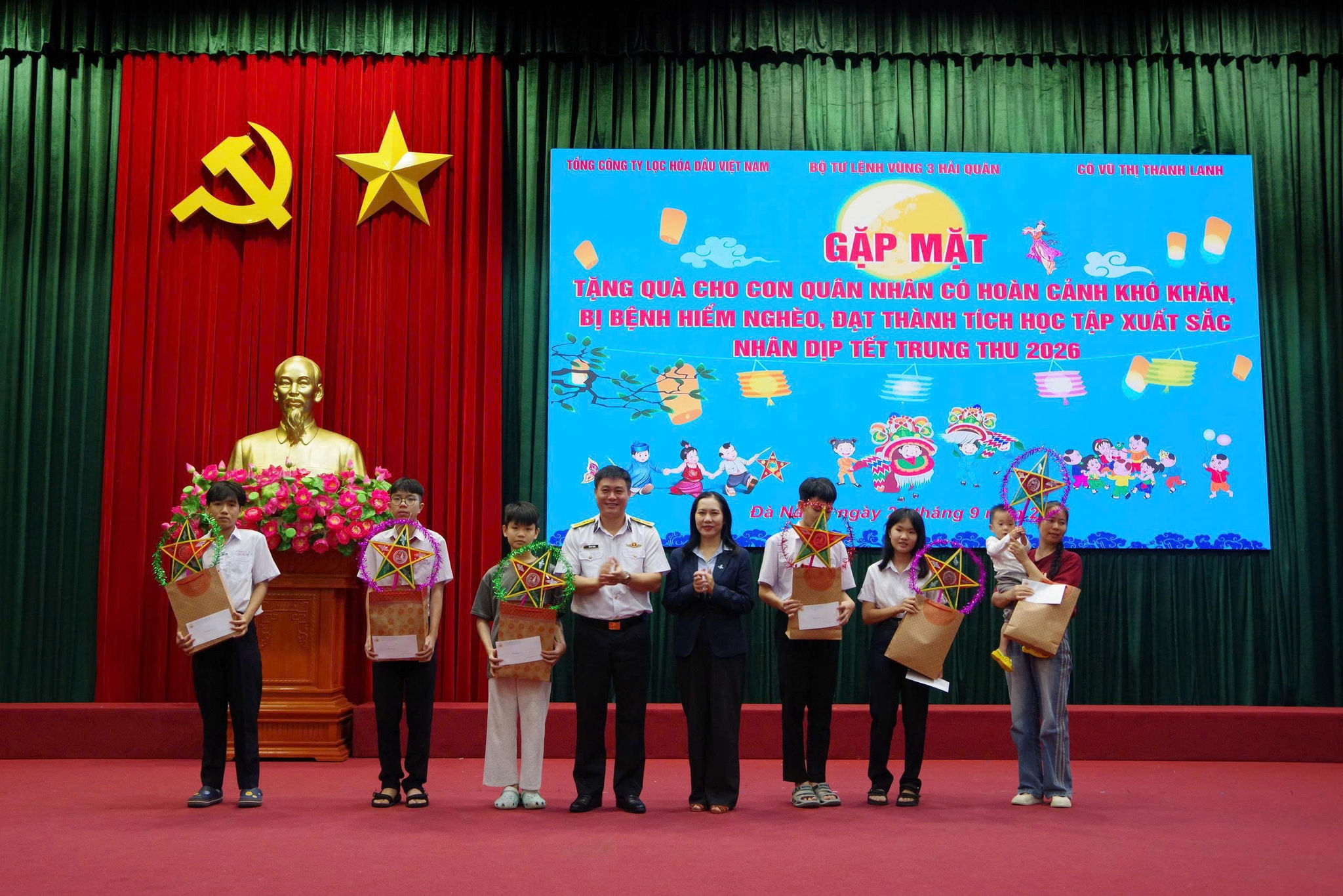 Đại tá Lê Huy Tuynh, Phó Chính ủy Vùng 3 Hải quân trao quà cho con em quân nhân có hoàn cảnh đặc biệt, khó khăn.