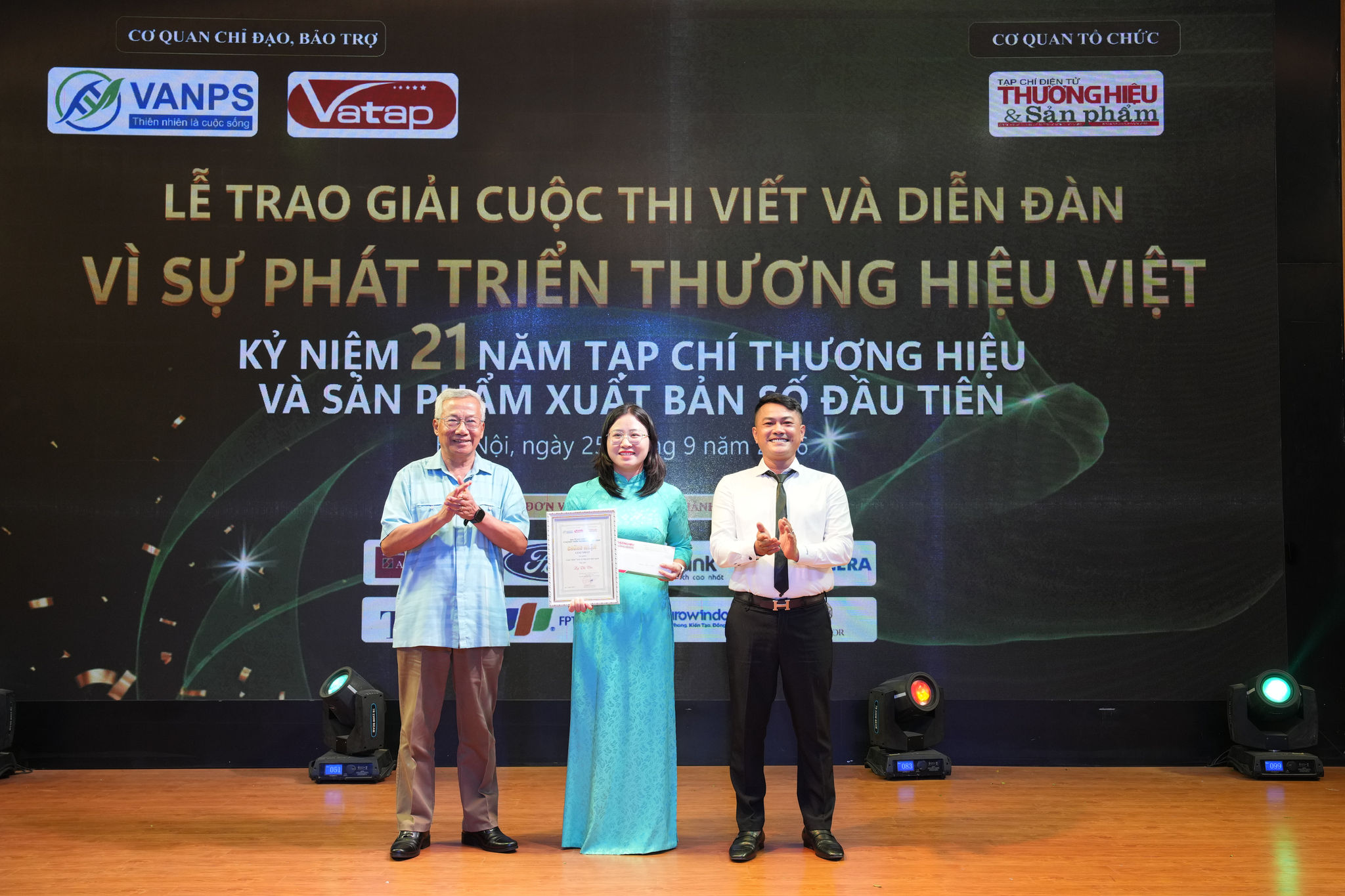 Tác giả Lý Thị Thu nhận giải nhất cuộc thi viết