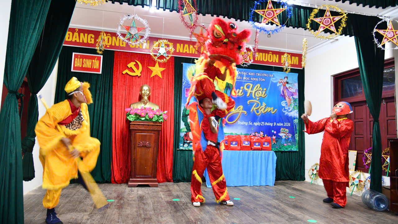 Tiết mục múa lân của cán bộ, chiến sĩ đảo Sinh Tồn