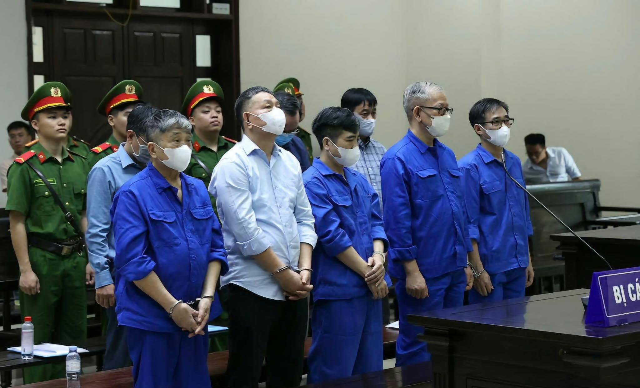 Các bị cáo tại phiên tòa phúc thẩm.