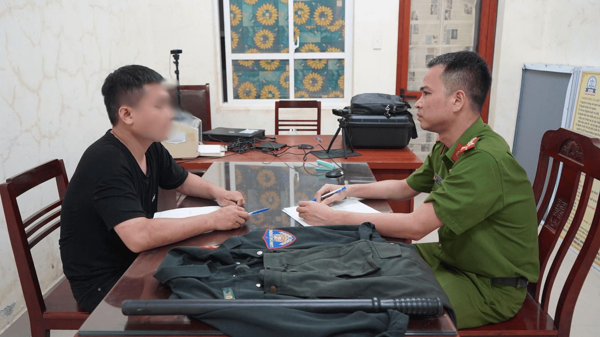 Đối tượng Nguyễn Như Ý cùng các vật dụng dùng để giả danh Cảnh sát cơ động tại cơ quan Công an.