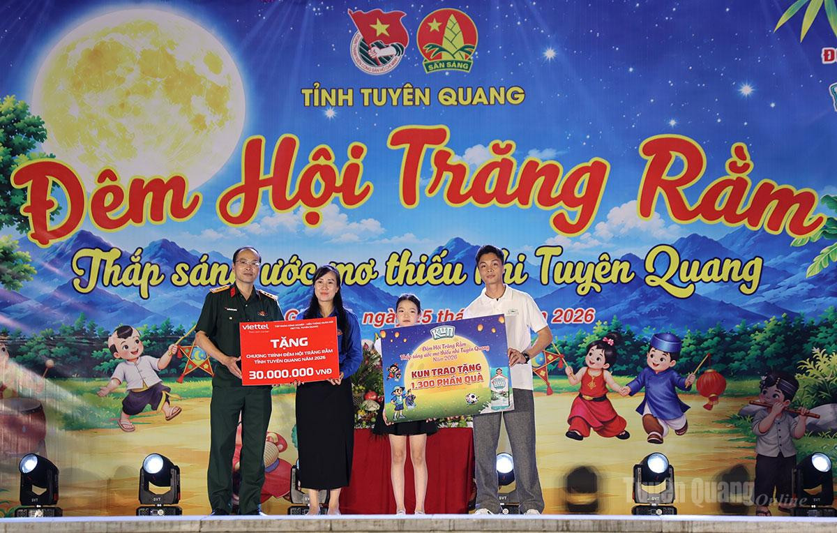 Tỉnh đoàn và các đơn vị đồng hành trao quà cho các em thiếu nhi.