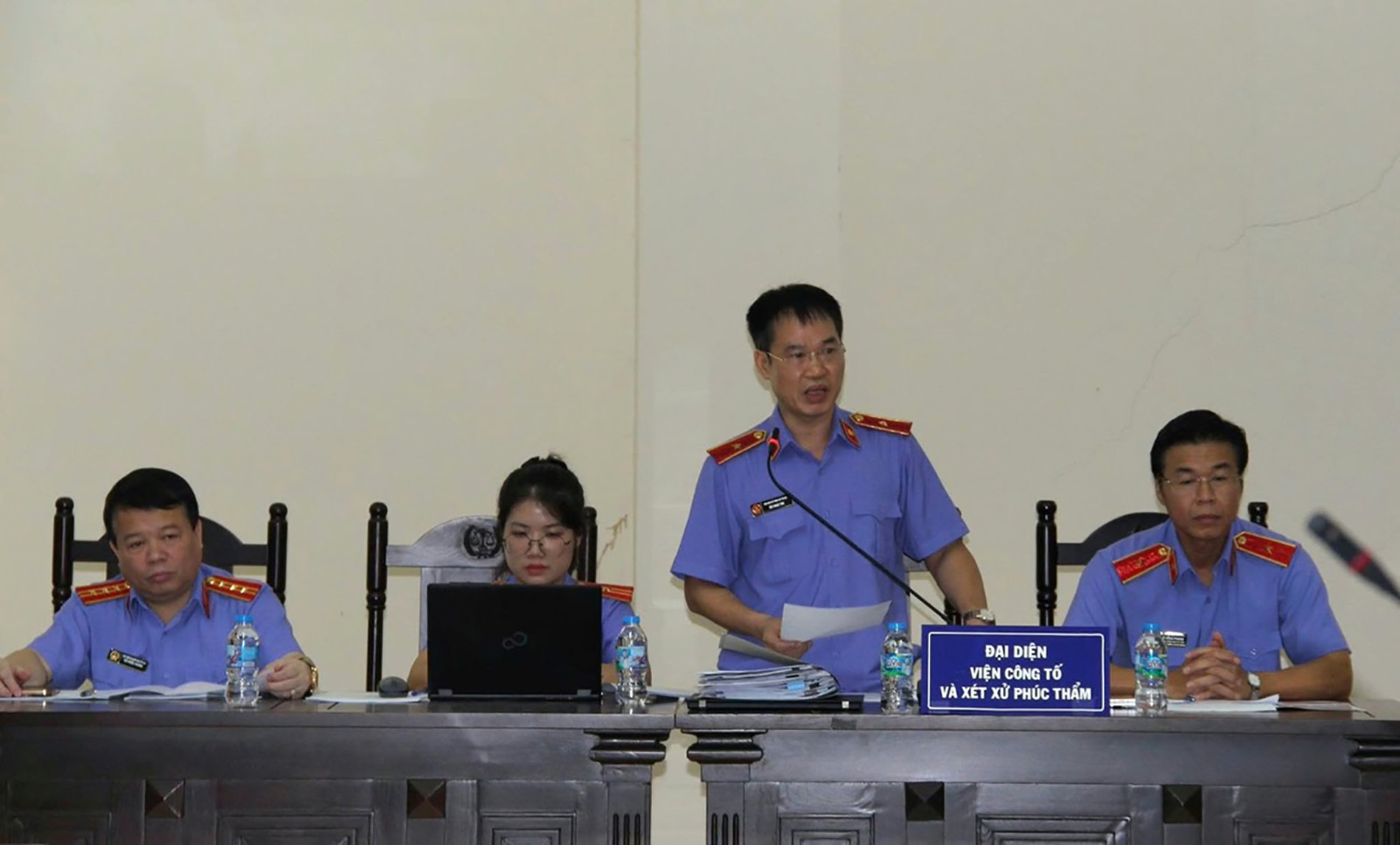 Đại diện VKS nêu quan điểm giải quyết vụ án và đề nghị mức án với các bị cáo.