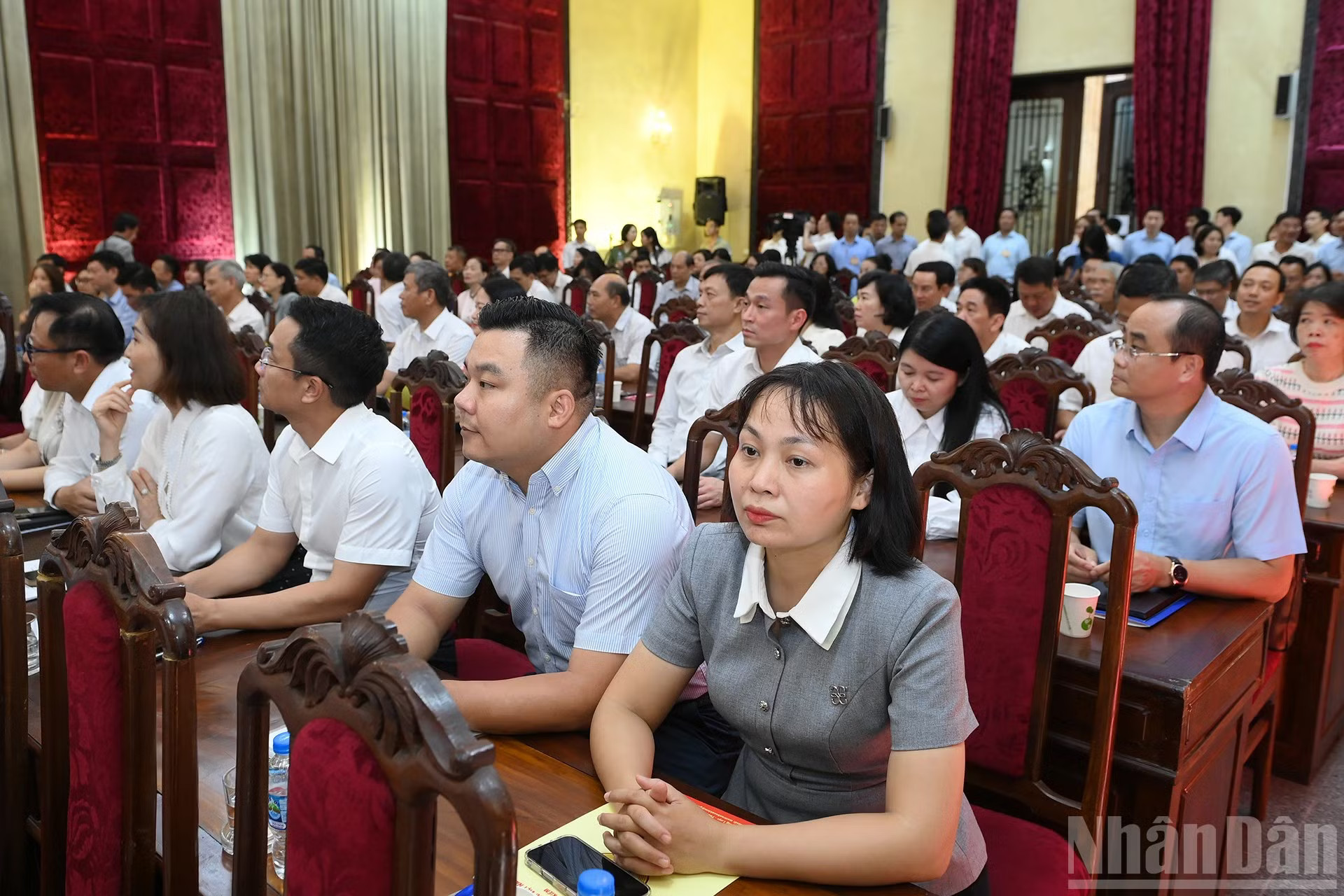 Các cử tri dự Hội nghị Đại biểu Quốc hội tiếp xúc cử tri trước Kỳ họp thứ hai, Quốc hội khóa XVI. ndo_br_a8-bnd-2587.jpg