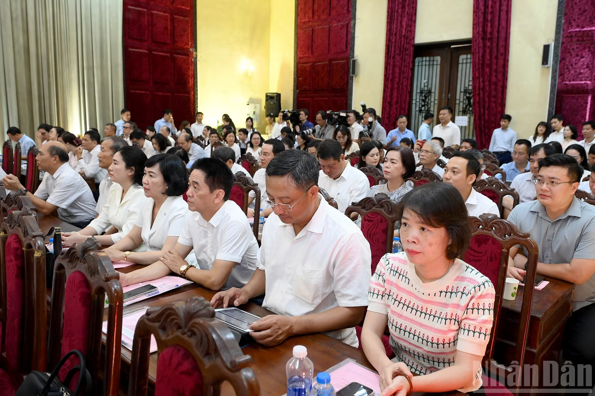 Các cử tri tham dự Hội nghị Đại biểu Quốc hội tiếp xúc cử tri trước Kỳ họp thứ hai, Quốc hội khóa XVI. ndo_br_a8-bnd-2596.jpg