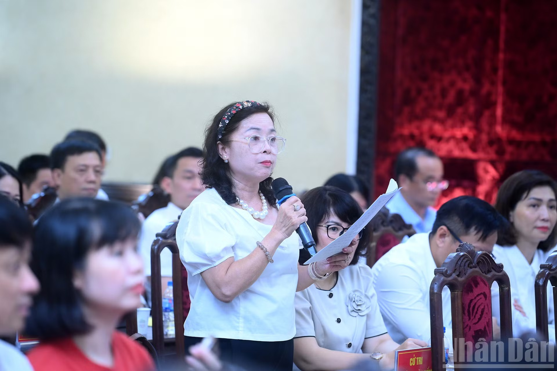 Cử tri phát biểu nêu các kiến nghị với các Đại biểu Quốc hội. ndo_br_a8-bnd-2688.jpg