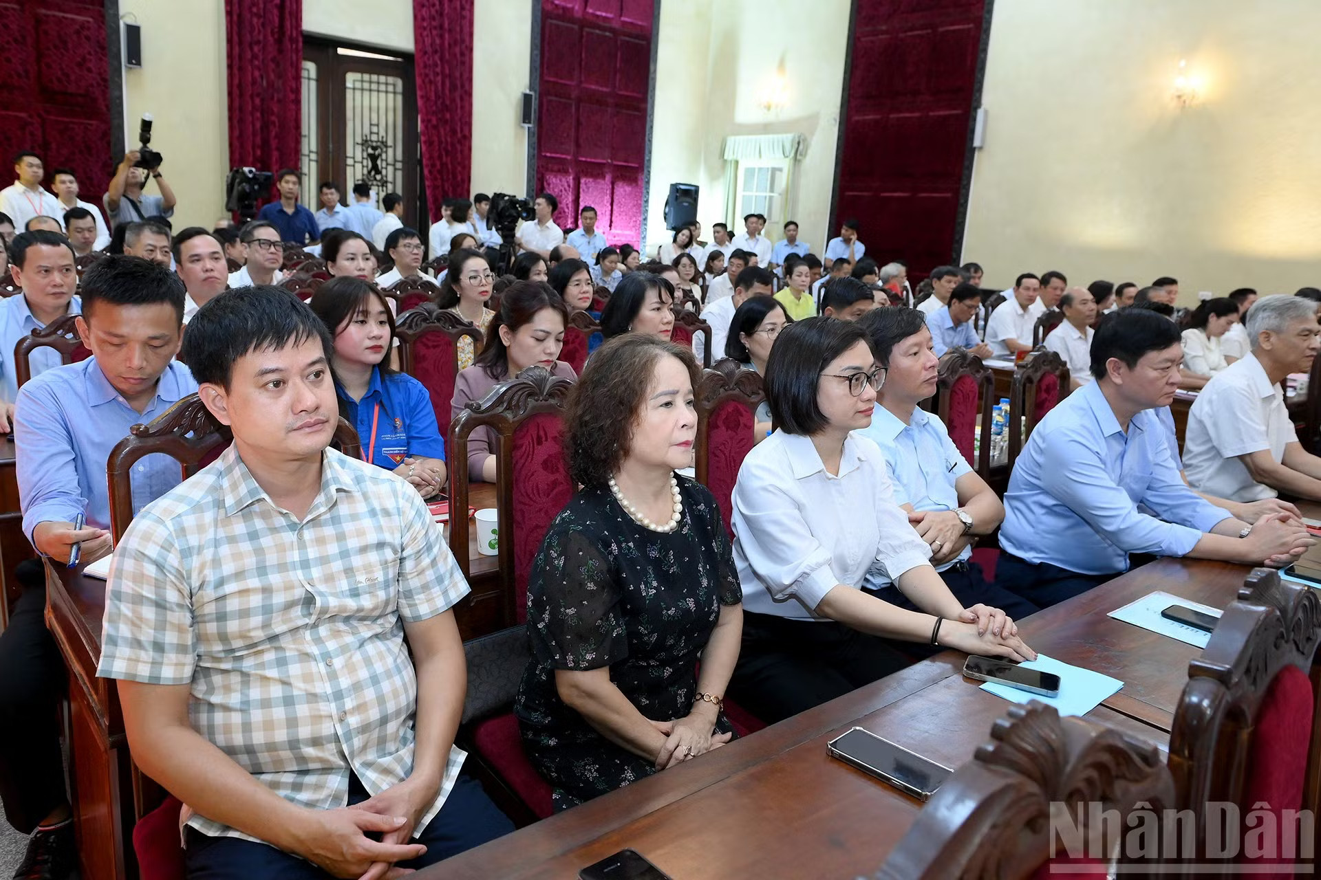 Các cử tri tham dự Hội nghị Đại biểu Quốc hội tiếp xúc cử tri trước Kỳ họp thứ hai, Quốc hội khóa XVI. ndo_br_a8-bnd-2621.jpg