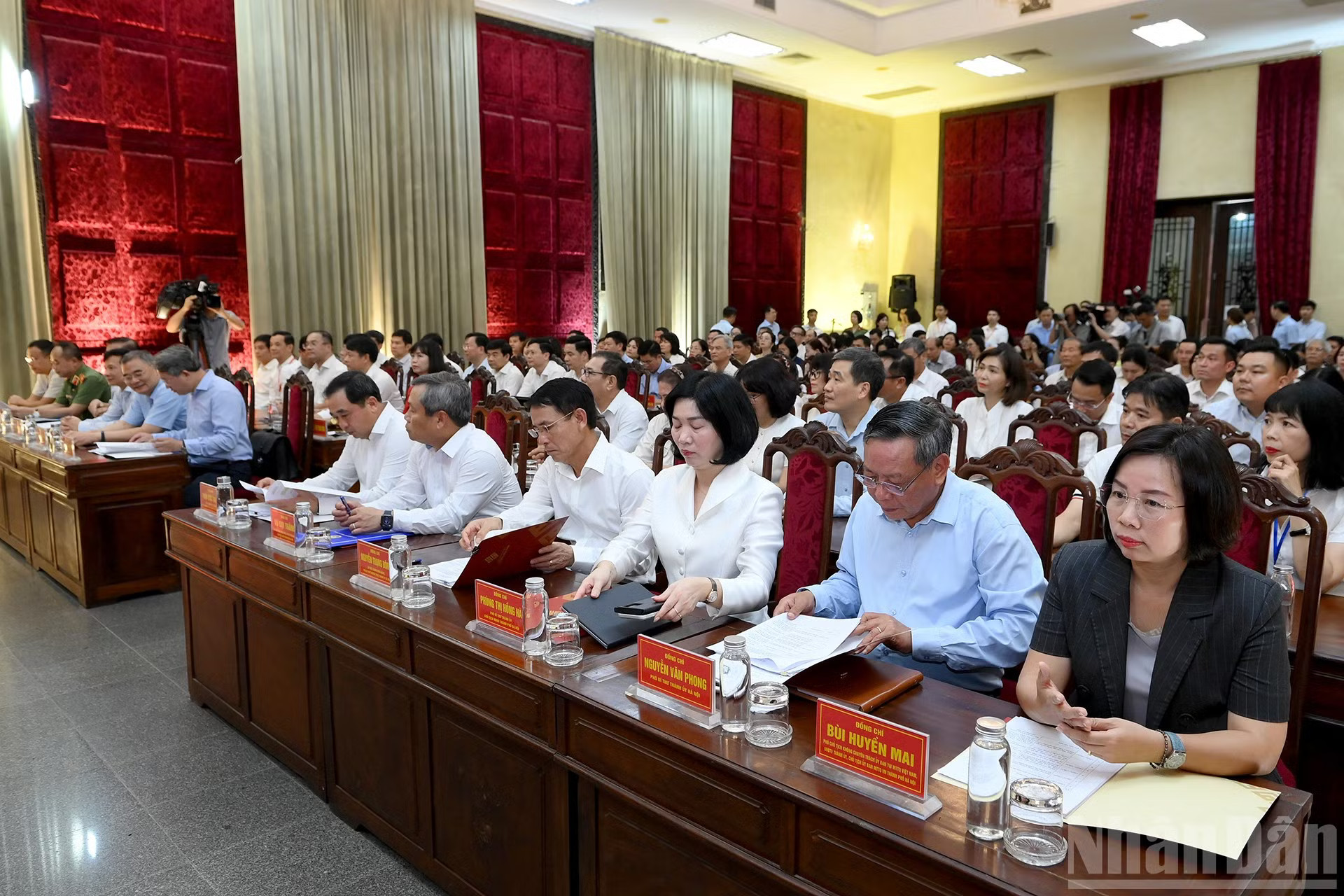 Lãnh đạo thành phố Hà Nội và các cử tri tham dự Hội nghị Đại biểu Quốc hội tiếp xúc cử tri trước Kỳ họp thứ hai, Quốc hội khóa XVI. ndo_br_a7-bnd-2594.jpg