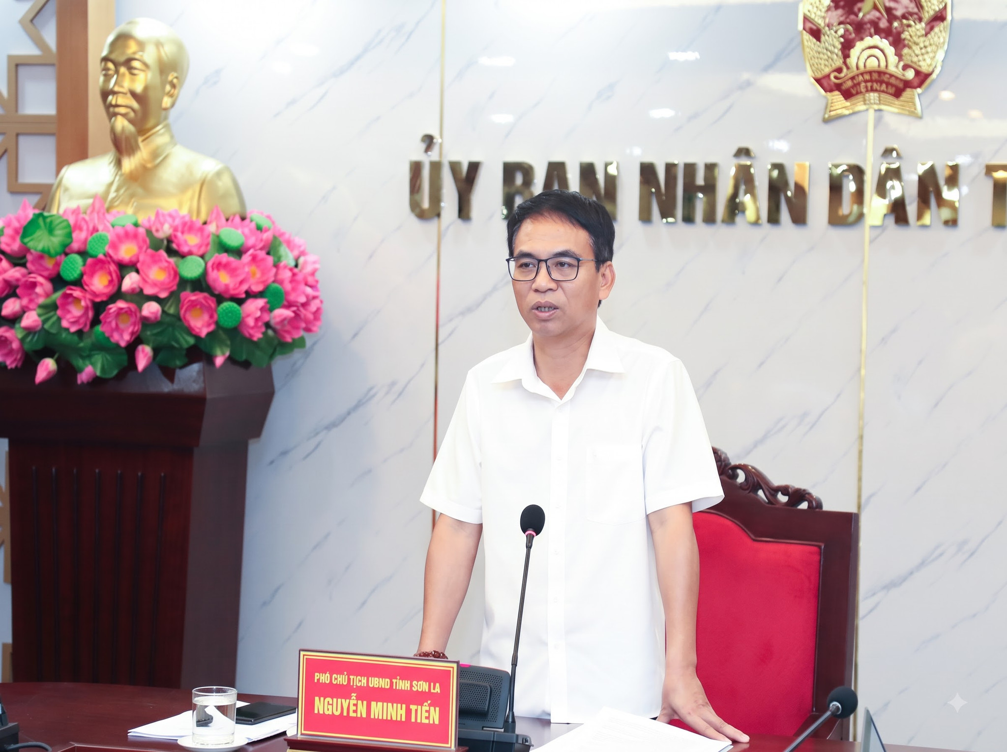 Đồng chí Nguyễn Minh Tiến, Phó Chủ tịch UBND tỉnh Sơn La, phát biểu kết luận tại cuộc làm việc.